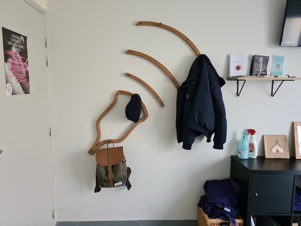 Porte-manteau mural "sonde d'échographie" lamellé-collé chêne/exotique