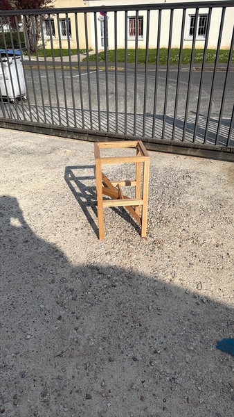 Tabouret avec une croix à dévers