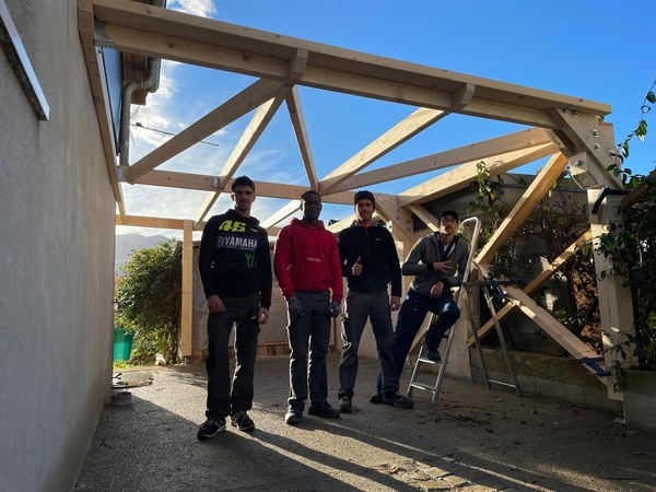 Un abri à bois en bois