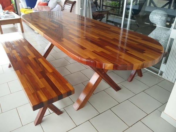 Table et bancs en lamellé collé multi essences.