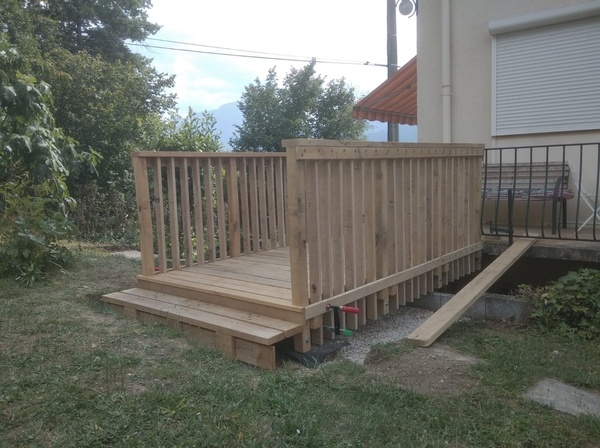 Passerelle extérieure en vieux chêne faite par des jeunes pousses