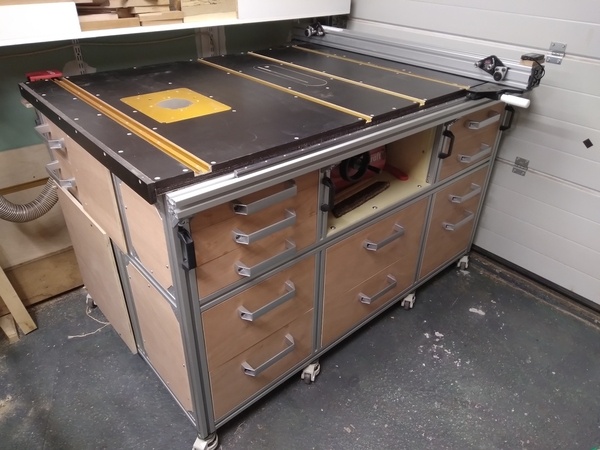 Banc de scie avec défonceuse sous table