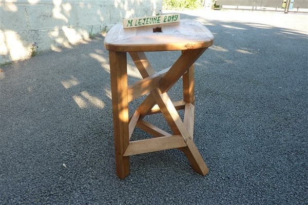 Tabouret avec une croix de saint André en diagonale