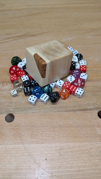 Une petite boîte à dés.