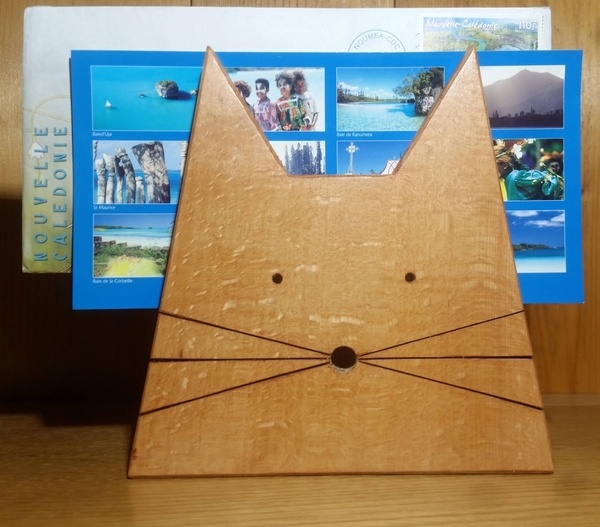 CHAT PORTE LETTRES aux outils à main