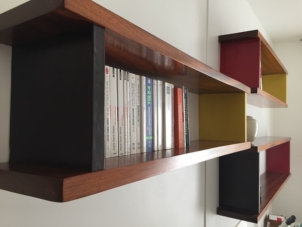 Restauration d'un ensemble d'étagères inspirées d'un modèle Charlotte Perriand