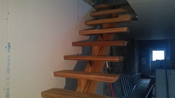 Escalier droit a limon central en chêne rouge .