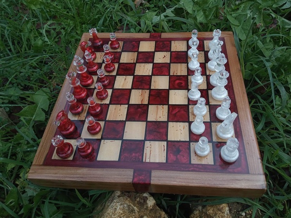 Echiquier orme et epoxy rouge/noir