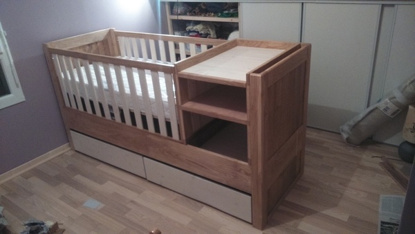 Le lit en mode petit bébé avec le sommier surélevé, table à langer et barreaux.
