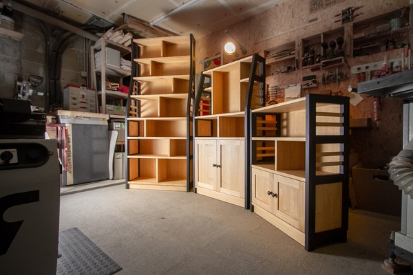 Bibliothèque noire et bois