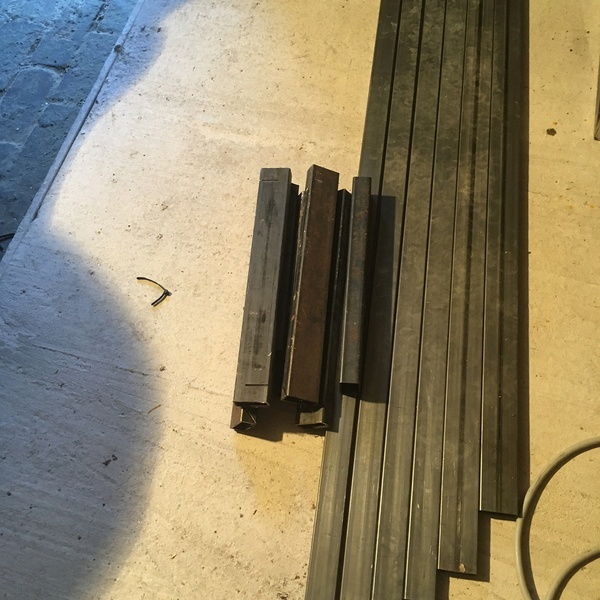 Table pour la terrasse et un petit banc gigogne pour aller avec