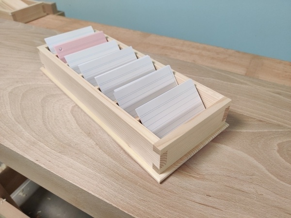 Boîte à sept cases, avec quelques cartes vierges