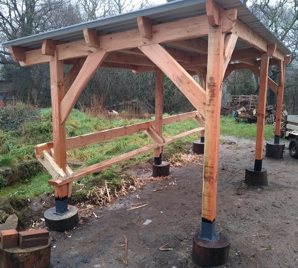 Un abri avec fondation en chataignier, tout à la main.