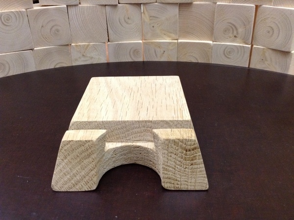 Support smartphone et iPad mini en chêne