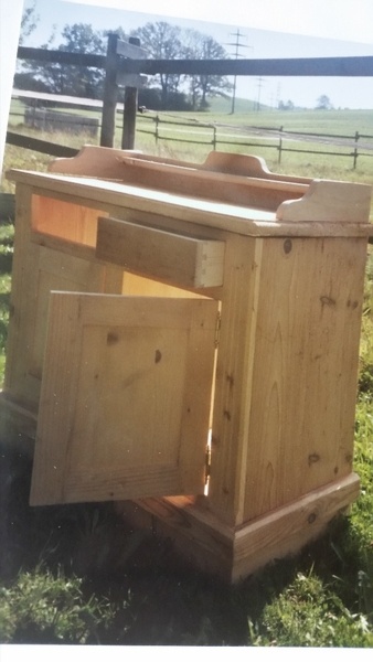 Petit meuble en vieux bois