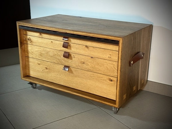 Caisse à outils avec tiroirs et abattant