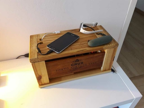 Boite de recharges USB et enceinte intégrée