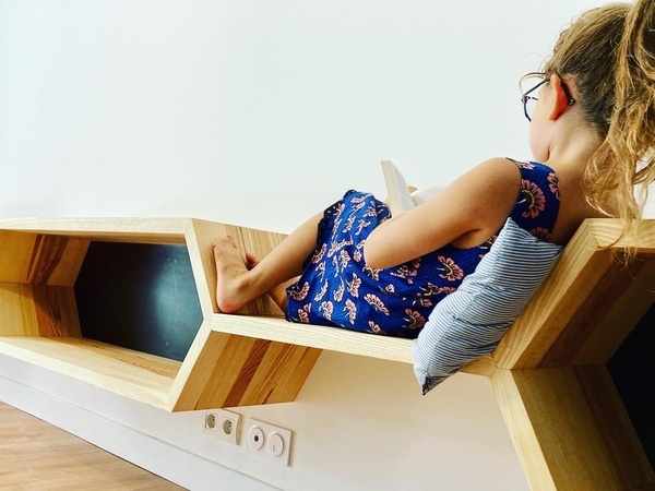 Bibliothèque suspendue en frêne olivier