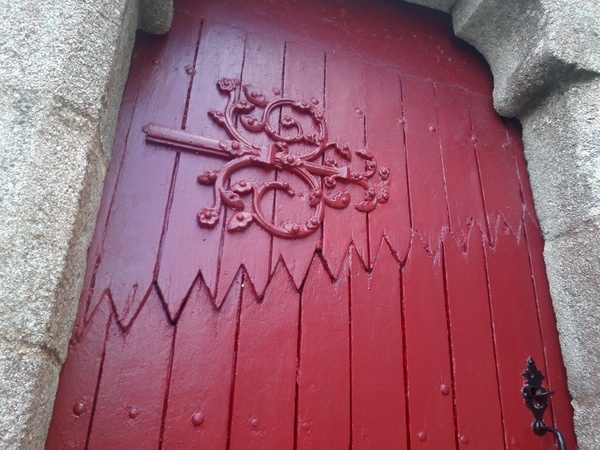 Des portes étonnantes sur une église