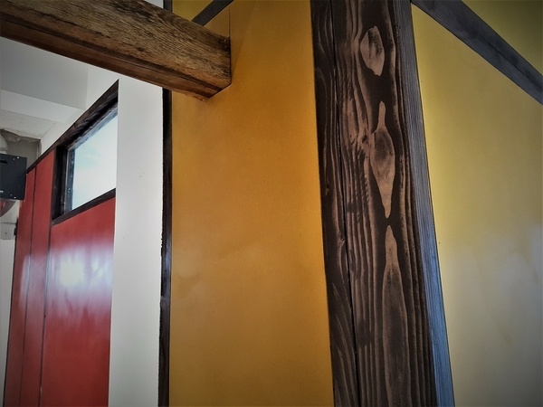 Cloisons en bois colorées