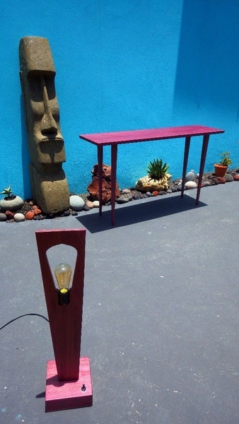 Console Amarante et sa lampe rétro