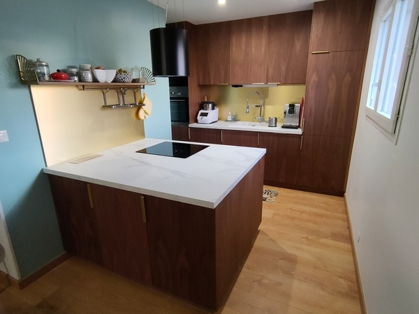 Cuisine en noyer, marbre et laiton