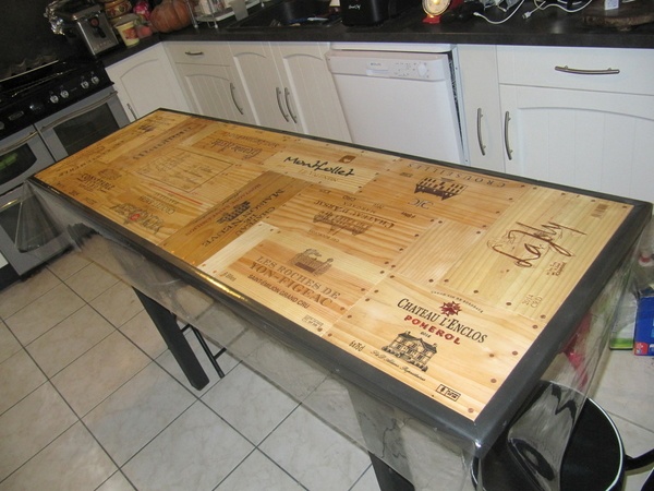 Table de cuisine avec caisses de vin