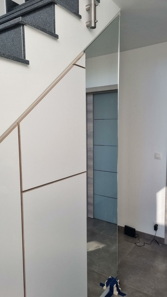 Placard sous escaliers