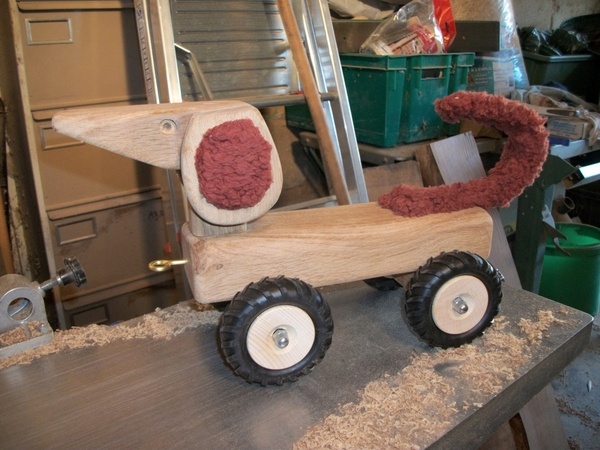 Petit basset en chêne