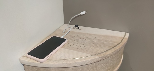 Etagère encoignure pour portable