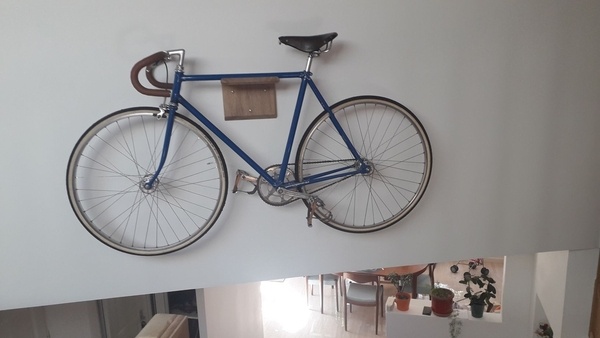 Le vélo est perché en mezzanine