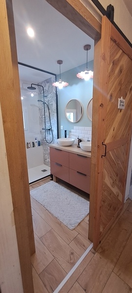 Une porte de salle de bain sur rail style "grange"