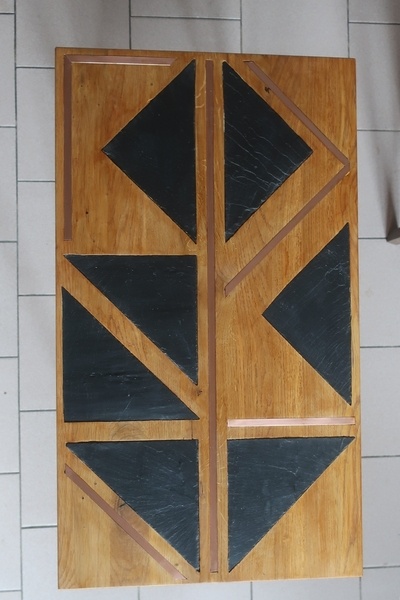 Table chêne avec incrustations ardoise et cuivre