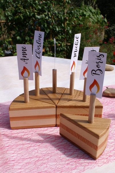 Porte prénom gâteau en bois pour table d'anniversaire