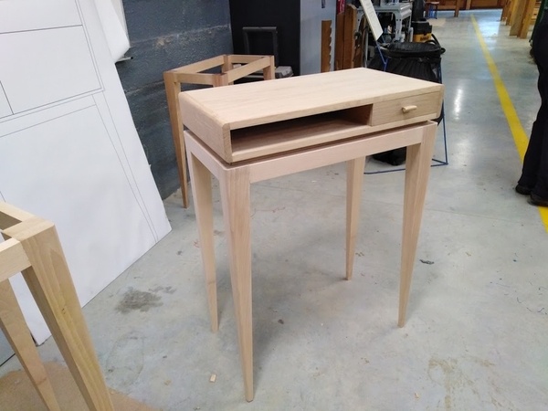 Console piètement gainée