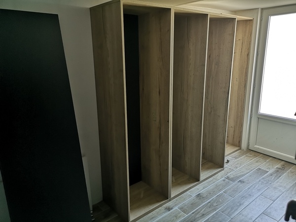 Réalisation d'un dressing grand sur mesure avec habillage mural