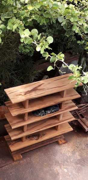 Meuble au pied IPN de 300mm et table basse