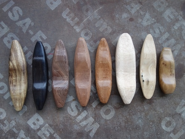 Des petits kayaks de différentes essences