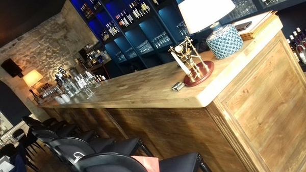 Comptoir de bar 8m30 et caisse