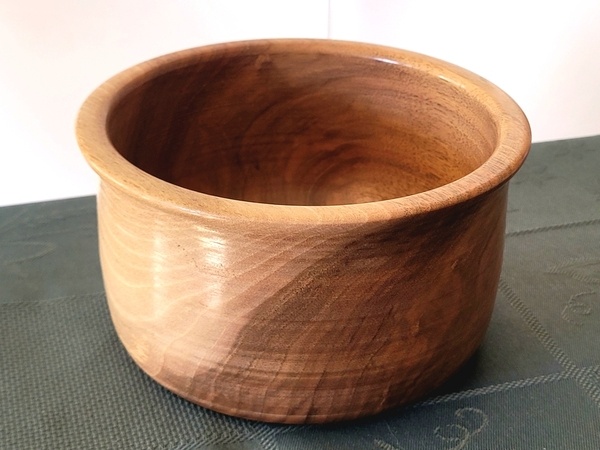 Tournage d'un petit bol en noyer