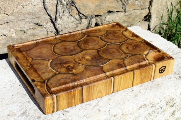 Planche à découper en bois debout