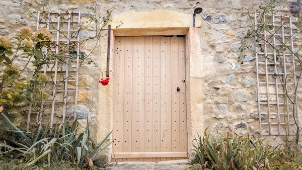 Porte cloutée à lames croisées