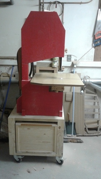 Petite scie à ruban d’inspiration d’une ancienne machine réel.