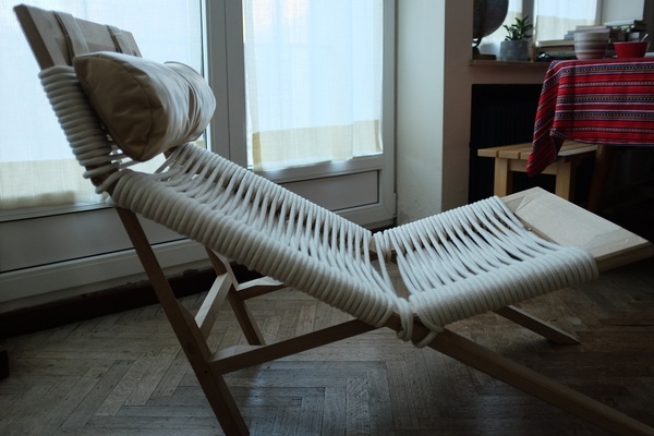 Chaise en drisse de drapeau à la Hans Wegner