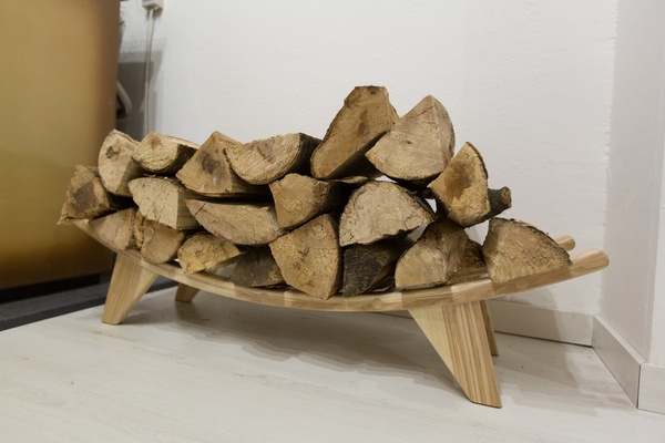 Un porte buches en lamellé collé