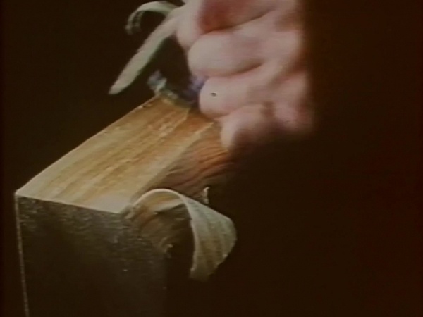 Une publicité de Black & Decker dévalorisant l'outil manuel