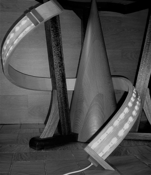 Lampe s'enroulant autour d'un cône