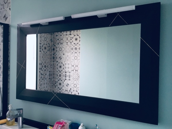 Miroir de salle de bain avec luminaire