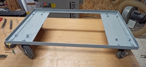 Support à roulette pour scie à ruban