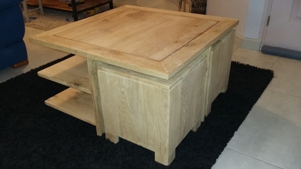 Table basse avec poufs